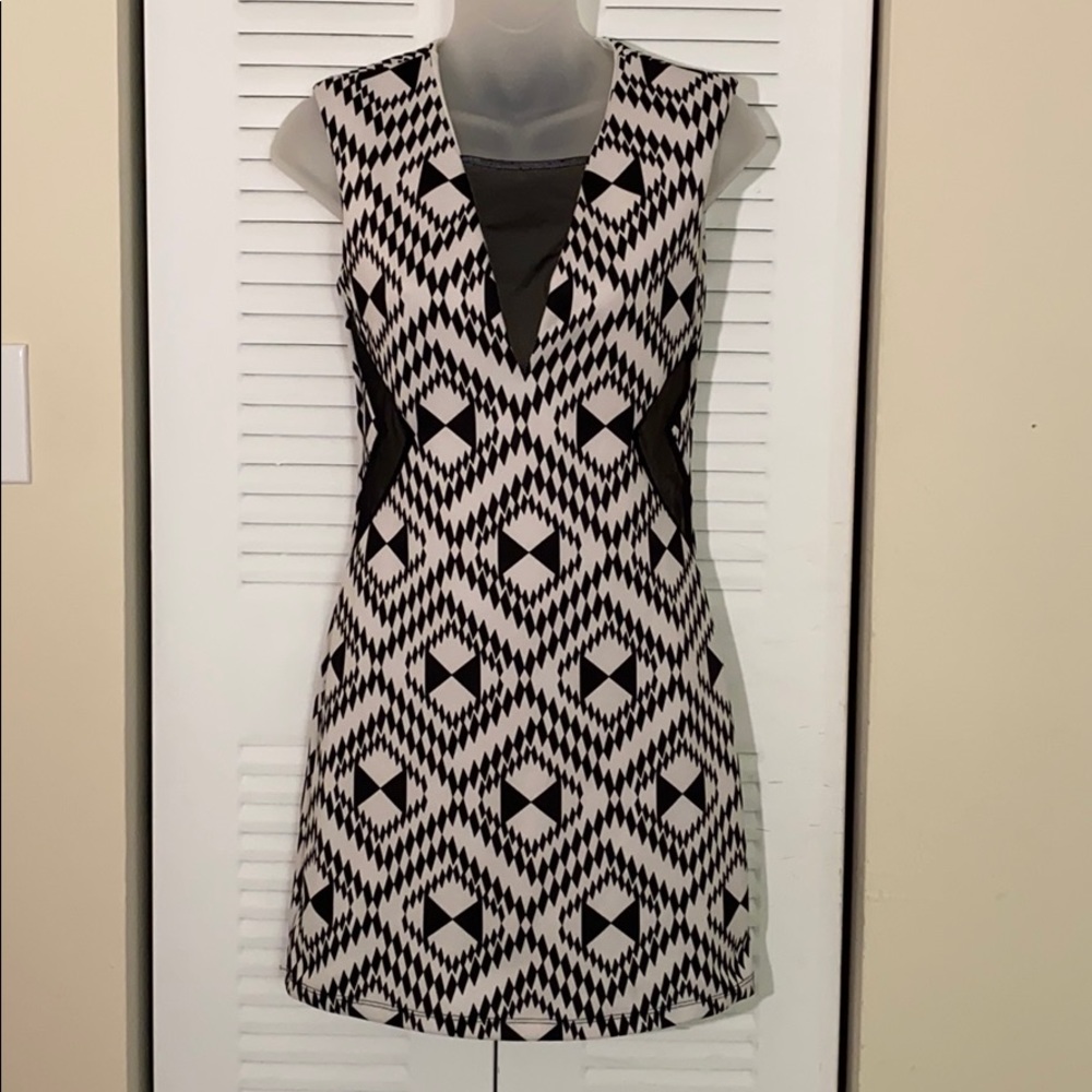 🍒LOVELY BLACK AND WHITE MINI DRESS SIZE SMALL